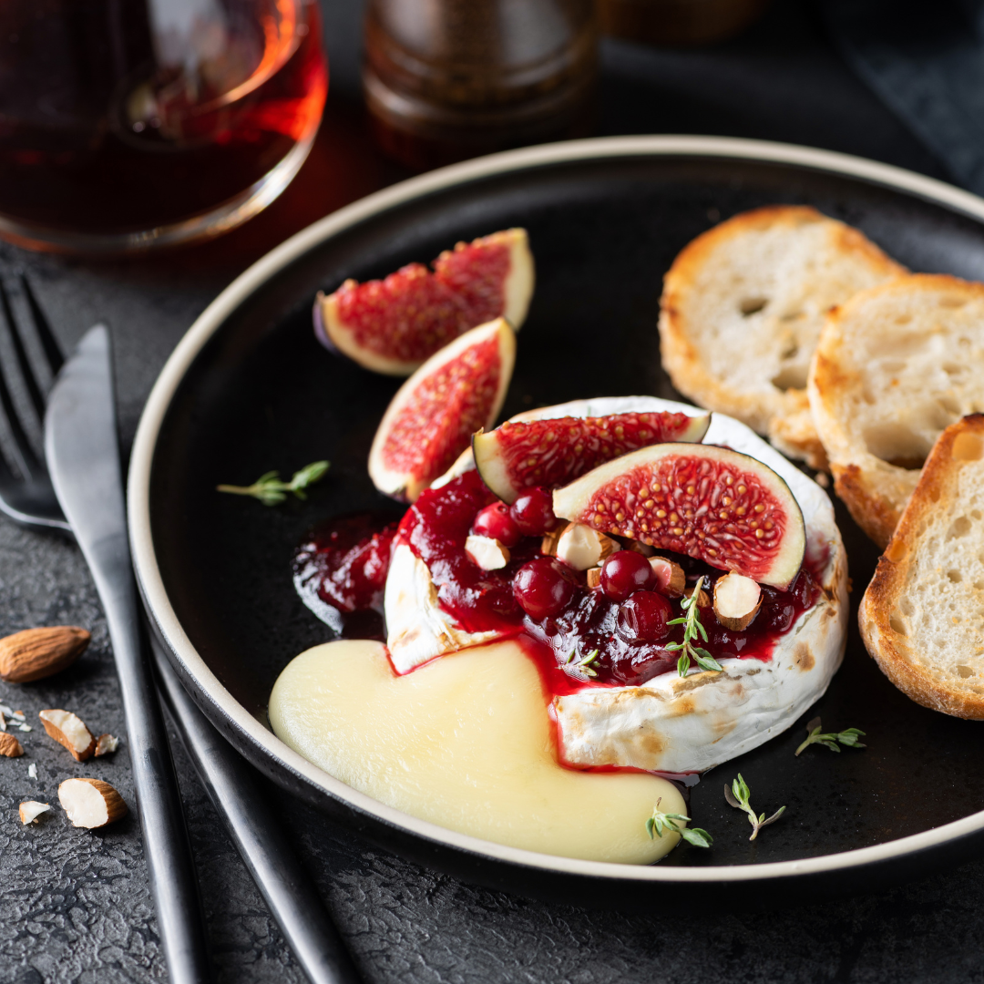 zapečený camembert s brusinkami ořechy a bylinkovým pečivem